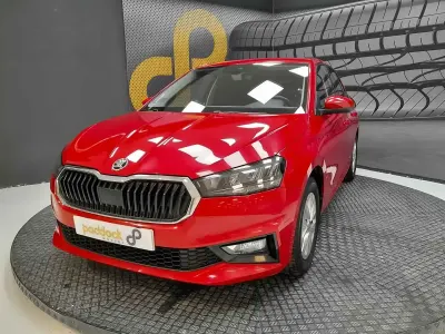 Usado Skoda Fabia Selection 95 CV (69 kW) 2025 Rojo Utilitario