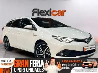 Usado Toyota Auris Hybrid Active 136 CV (100 kW) 2017 Blanco Familiar