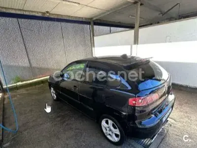 Usado Seat Ibiza Stella 100 CV (73 kW) 2004 Negro Utilitario