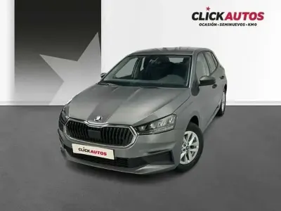 Usado Skoda Fabia Essence 80 CV (58 kW) 2025 Gris Utilitario