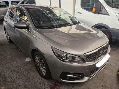 Usado Peugeot 308 Active 130 CV (95 kW) 2021 Gris / plata Berlina