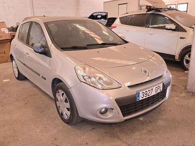 Begagnad Renault Clio II 68 HK (50 kW) 2009 Silver Halvkombi