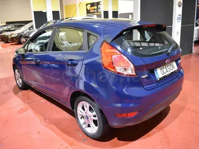 Usado Ford Fiesta Trend 100 CV (73 kW) 2015 Azul Utilitario
