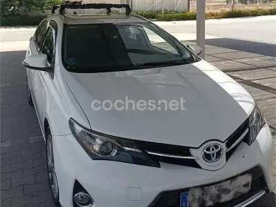 Usado Toyota Auris Hybrid Advance 136 CV (100 kW) 2013 Blanco Familiar
