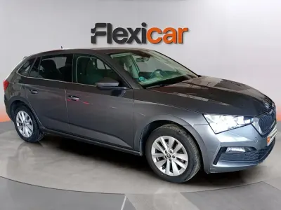 Usado Skoda Scala Selection 116 CV (85 kW) 2024 Gris Utilitario