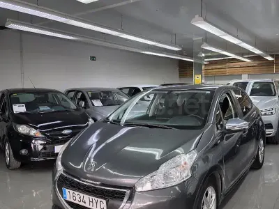 Usado Peugeot 208 Style 92 CV (67 kW) 2014 Gris / plata Utilitario