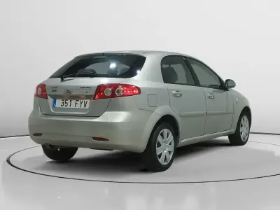 Usado Chevrolet Lacetti SX 121 HP (88 kW) 2007 Cinzento Citadino