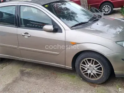 Usado Ford Focus Ghia 115 CV (84 kW) 2003 Gris / plata Berlina