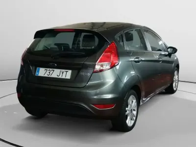Usado Ford Fiesta Trend 82 CV (60 kW) 2017 Gris / plata Berlina
