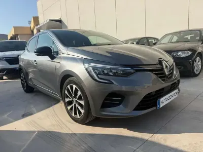 Usado Renault Clio Techno 90 CV (66 kW) 2023 Gris Utilitario