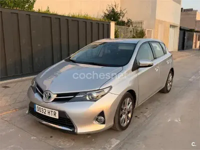 Usado Toyota Auris Hybrid Active 135 CV (99 kW) 2013 Gris / plata Berlina