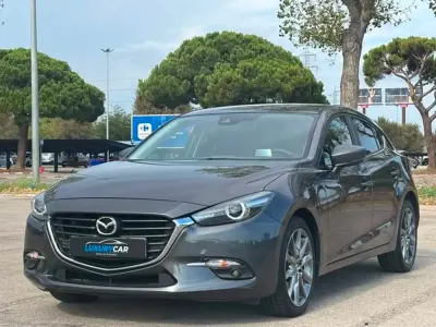 Usado Mazda 3 Edition 105 CV (77 kW) 2017 Gris Utilitario