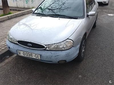 Usado Ford Mondeo 90 CV (66 kW) 1999 Gris / plata Berlina