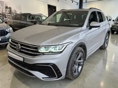 Usado VW Tiguan R-line 245 CV (180 kW) 2022 Gris / plata SUV