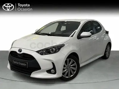 Usado Toyota Yaris Hybrid Active 116 CV (85 kW) 2022 Blanco Berlina