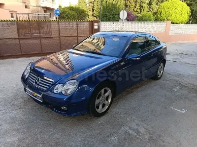 Usado Mercedes C180 143 CV (105 kW) 2004 Azul Berlina