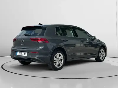 Käytetty VW Golf VIII 116 HP (85 kW) 2022 Harmaa Sedan