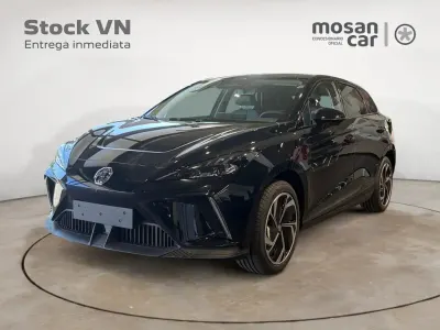 Begagnad MG MG4 EV Luxury 2024 Svart Halvkombi