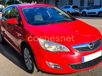 Usado Opel Astra Enjoy 110 CV (80 kW) 2011 Rojo Berlina