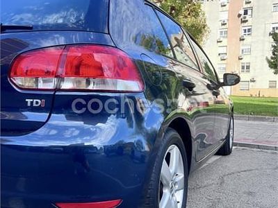 Usado VW Golf 105 CV (77 kW) 2013 Azul Berlina