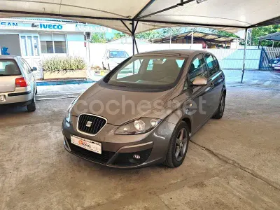 Usado Seat Altea I-Tech 105 CV (77 kW) 2015 Gris / plata Monovolumen