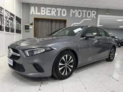 Usado Mercedes A180 116 CV (85 kW) 2022 Gris / plata Berlina