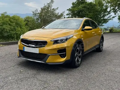 Usado Kia XCeed 120 CV (88 kW) 2022 Amarillo SUV