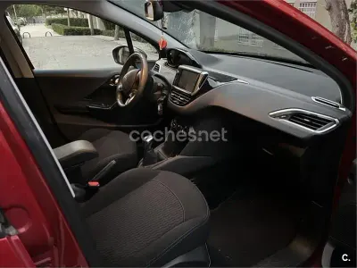 Usado Peugeot 208 Signature Sky 82 CV (60 kW) 2019 Granate Utilitario