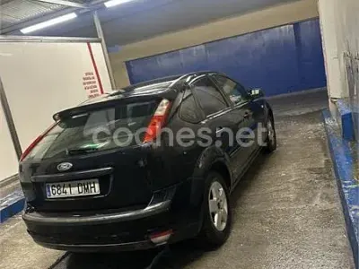 Usado Ford Focus Trend 100 CV (73 kW) 2005 Negro Berlina
