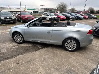 Usado VW Eos 122 CV (89 kW) 2008 Gris / plata Descapotable