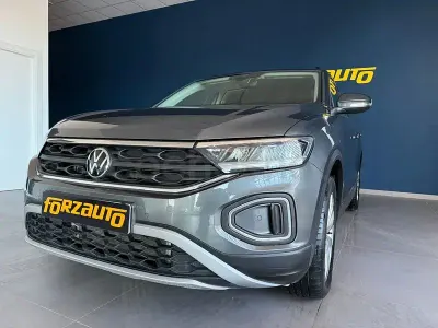 Usado VW T-Roc Life 150 CV (110 kW) 2023 Gris / plata SUV