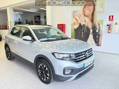Usado VW T-Cross Advance 110 CV (80 kW) 2023 Gris / plata SUV