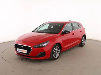 Usado Hyundai i30 120 CV (88 kW) 2019 Rojo Berlina