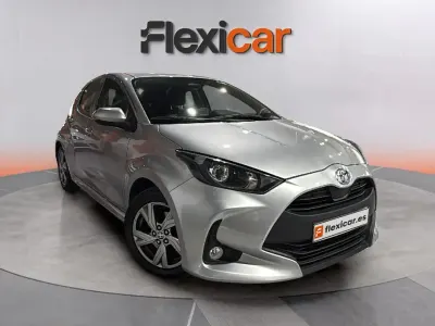 Usado Toyota Yaris Hybrid Active 116 CV (85 kW) 2025 Gris Berlina