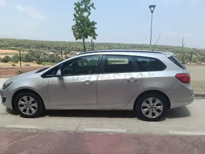 Usado Opel Astra Excellence 110 CV (80 kW) 2014 Gris / plata Familiar