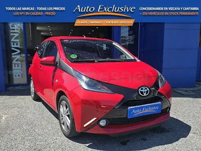 Usado Toyota Aygo X-play 69 CV (50 kW) 2017 Rojo Utilitario