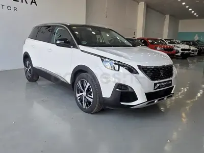 Usado Peugeot 5008 Allure 130 CV (95 kW) 2020 Blanco SUV