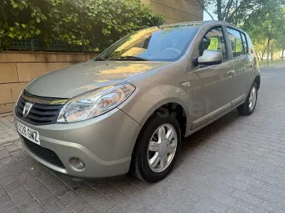 Usado Dacia Sandero Ambiance 75 CV (55 kW) 2009 Beige Berlina