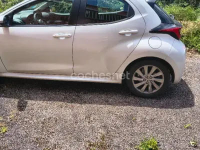 Usado Toyota Yaris Hybrid Active 116 CV (85 kW) 2023 Gris / plata Berlina