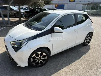 Usado Toyota Aygo X-play 69 CV (50 kW) 2019 Blanco Utilitario