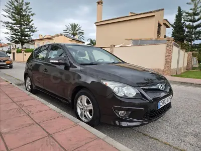 Käytetty Hyundai i30 Comfort 90 HP (66 kW) 2010 Ruskea Sedan