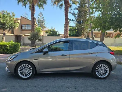Usado Opel Astra Excellence 136 CV (100 kW) 2016 Gris / plata Berlina