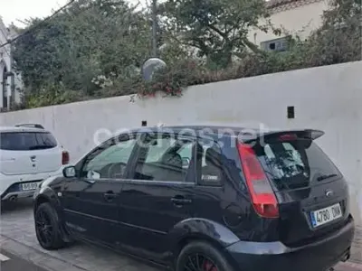 Usado Ford Fiesta 100 CV (73 kW) 2005 Negro Utilitario
