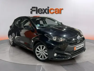 Usado Toyota Yaris Hybrid Active 116 CV (85 kW) 2023 Negro Berlina