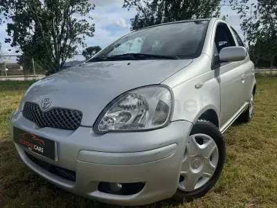 Usado Toyota Yaris Sol 87 CV (63 kW) 2005 Gris / plata Berlina