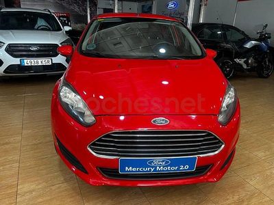Usado Ford Fiesta Trend 100 CV (73 kW) 2013 Rojo Utilitario
