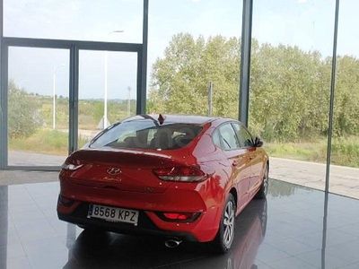 Usado Hyundai i30 120 CV (88 kW) 2018 Rojo Berlina