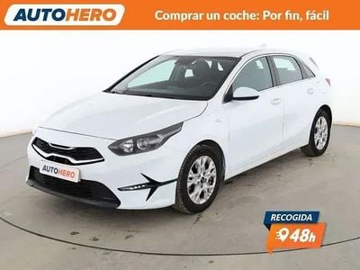 Begagnad Kia Ceed 120 HK (88 kW) 2023 Vit Halvkombi