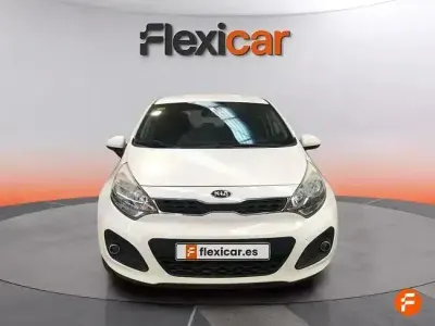 Usado Kia Rio 85 CV (62 kW) 2014 Blanco Berlina