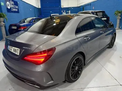 Usado Mercedes CLA200 136 CV (100 kW) 2018 Gris / plata Coupe